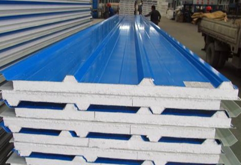 夏季高溫對彩鋼板的核心威脅是火災(zāi)風(fēng)險、熱變形、腐蝕加速